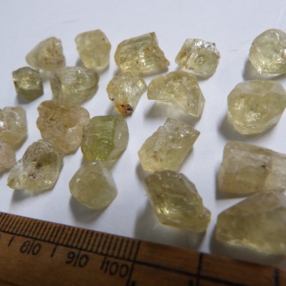 118ct yellow untreated apatite rough lot from durango mexico - Picture 8 of 9